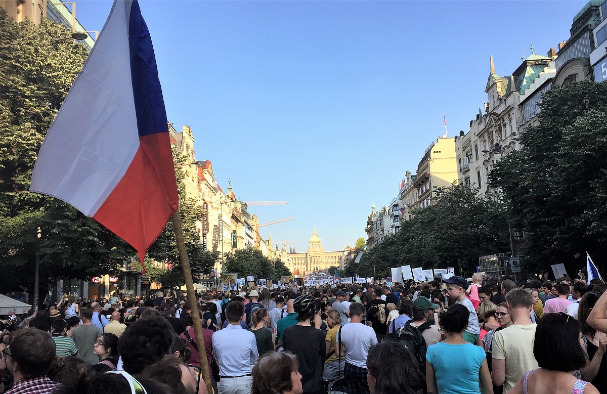 Senior v davu nespokojených