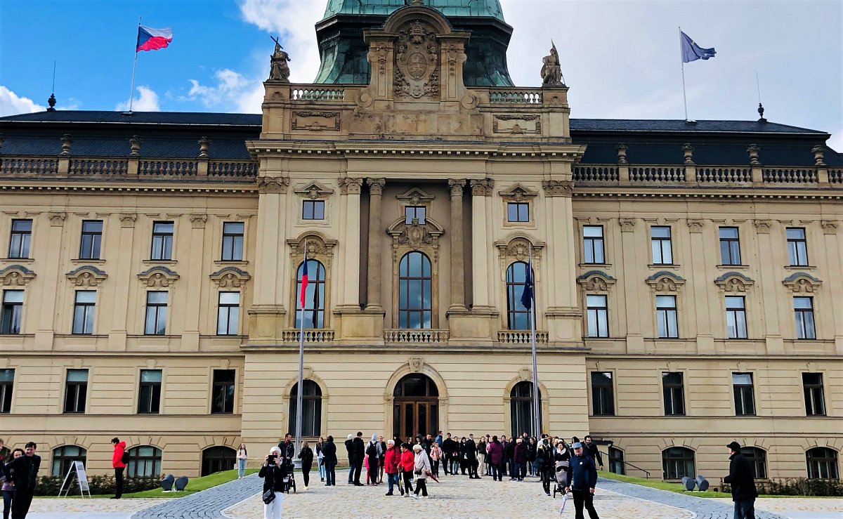 Strakova akademie byla dříve studentskou kolejí, studoval tu i herec Theodor Pištěk