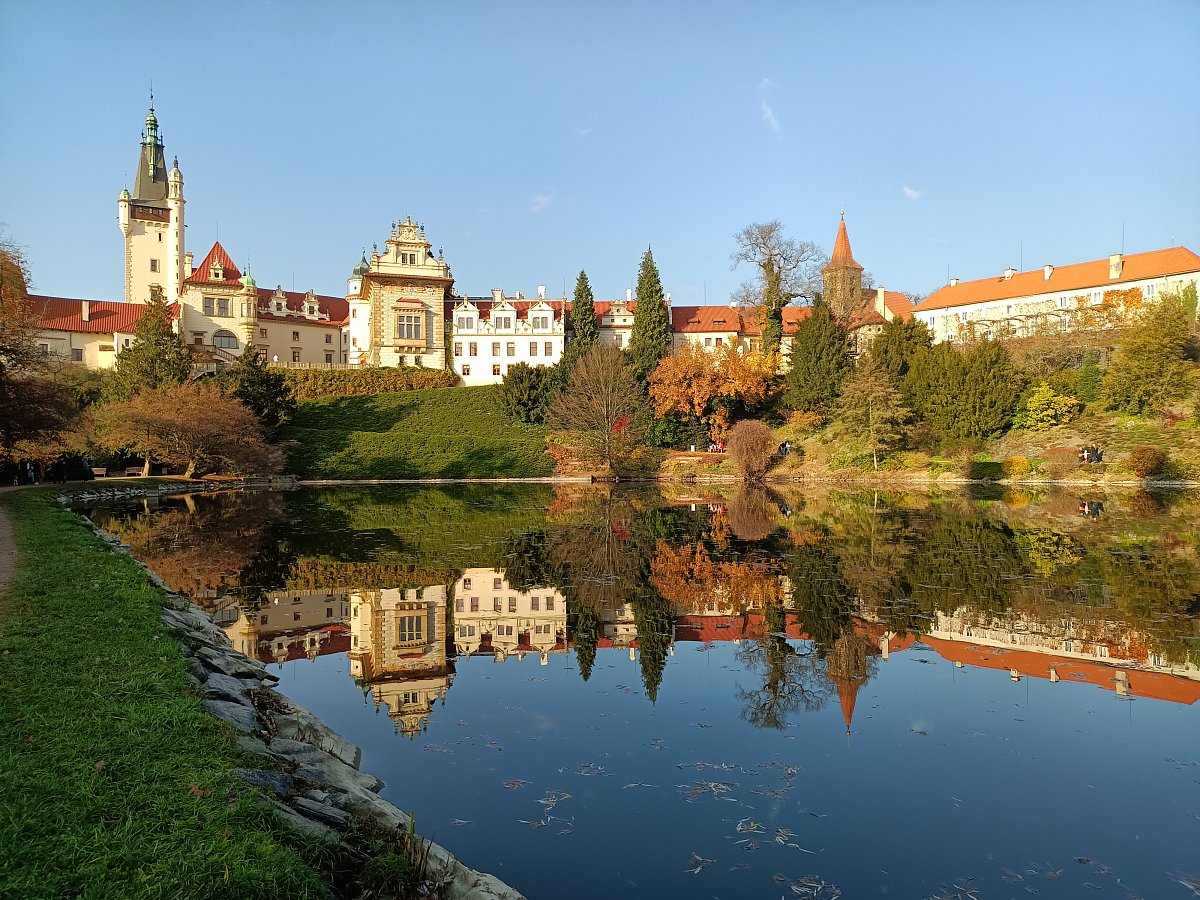 Průhonice v objetí podzimního slunce.