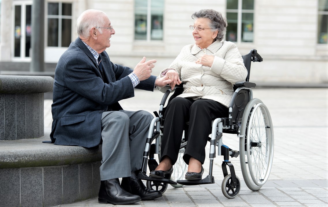 Téměř polovina seniorů nad 75 let je zdravotně postižených   