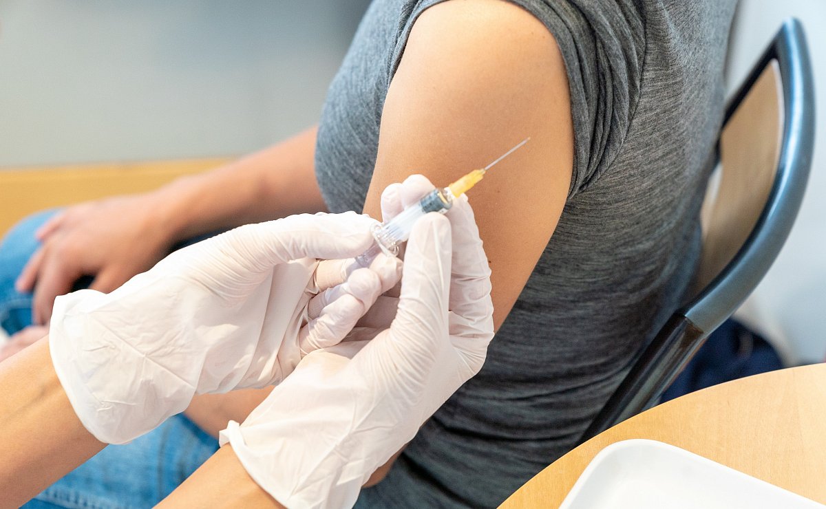 Vláda zakázala praktickým lékařům očkovat v ordinacích. Je to nesmysl, reagují praktici na vyjádření premiéra