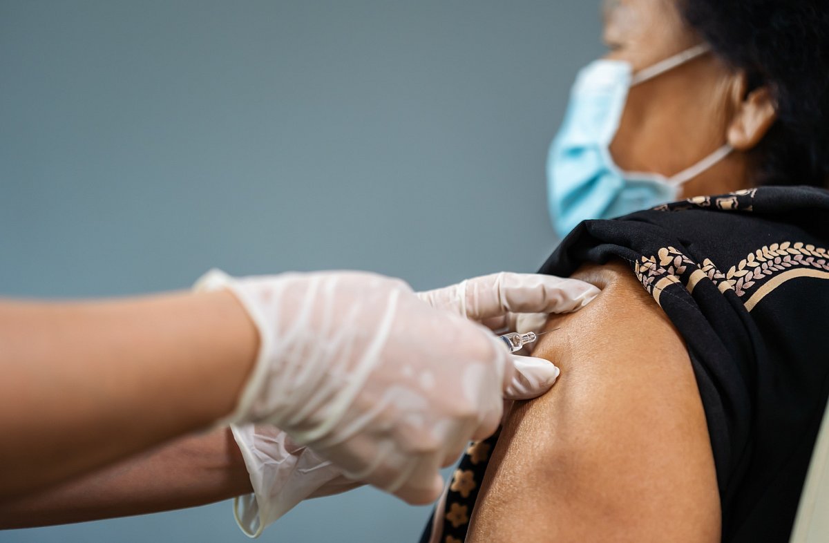 Spolu proti covidu: VoZP informuje o očkování a pomáhá seniorům