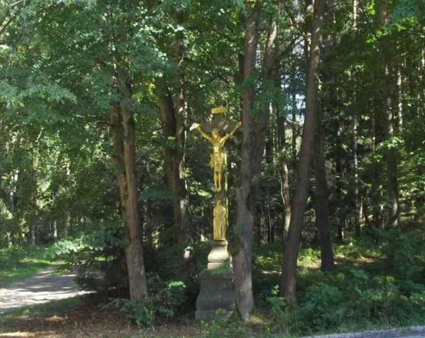 Kříž v lese