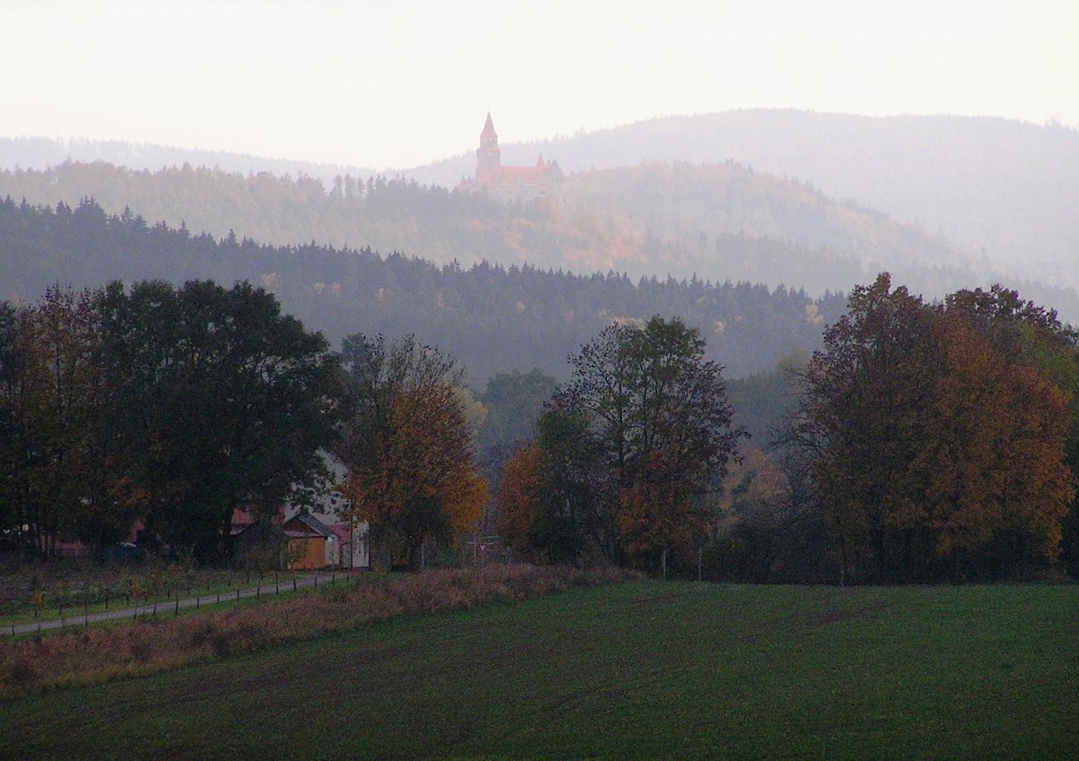 Pohádkový hrad Bouzov v mlze.