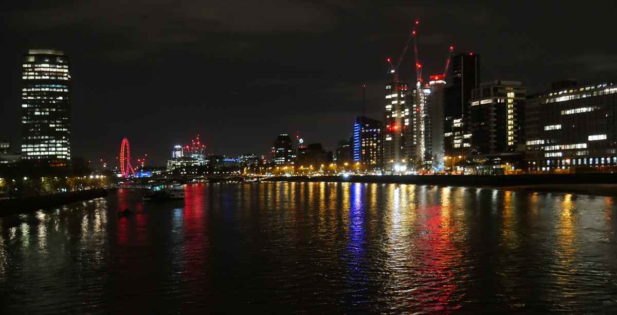 Londýn ve světle lamp a neonů