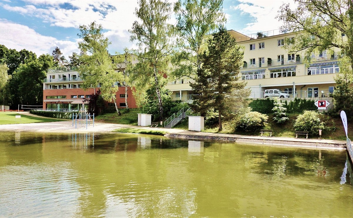 Hotel na břehu jezera slaví dvacetiny