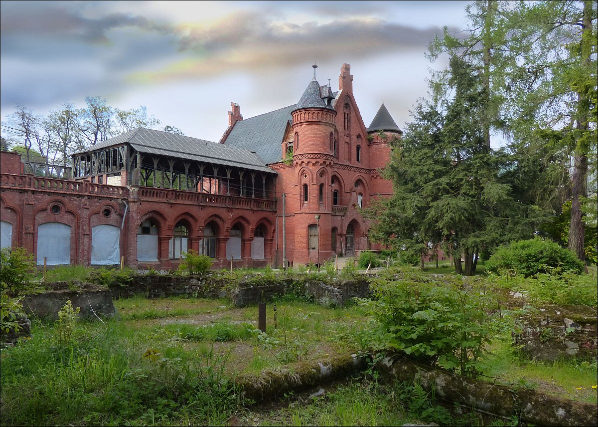 Sokolowsko. Bývalé sanatorium v bývalém parku*