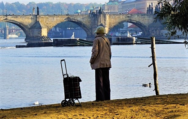 Seniorům ve městech chybí příroda. Lidé na vesnici se v penzi lépe adaptují
