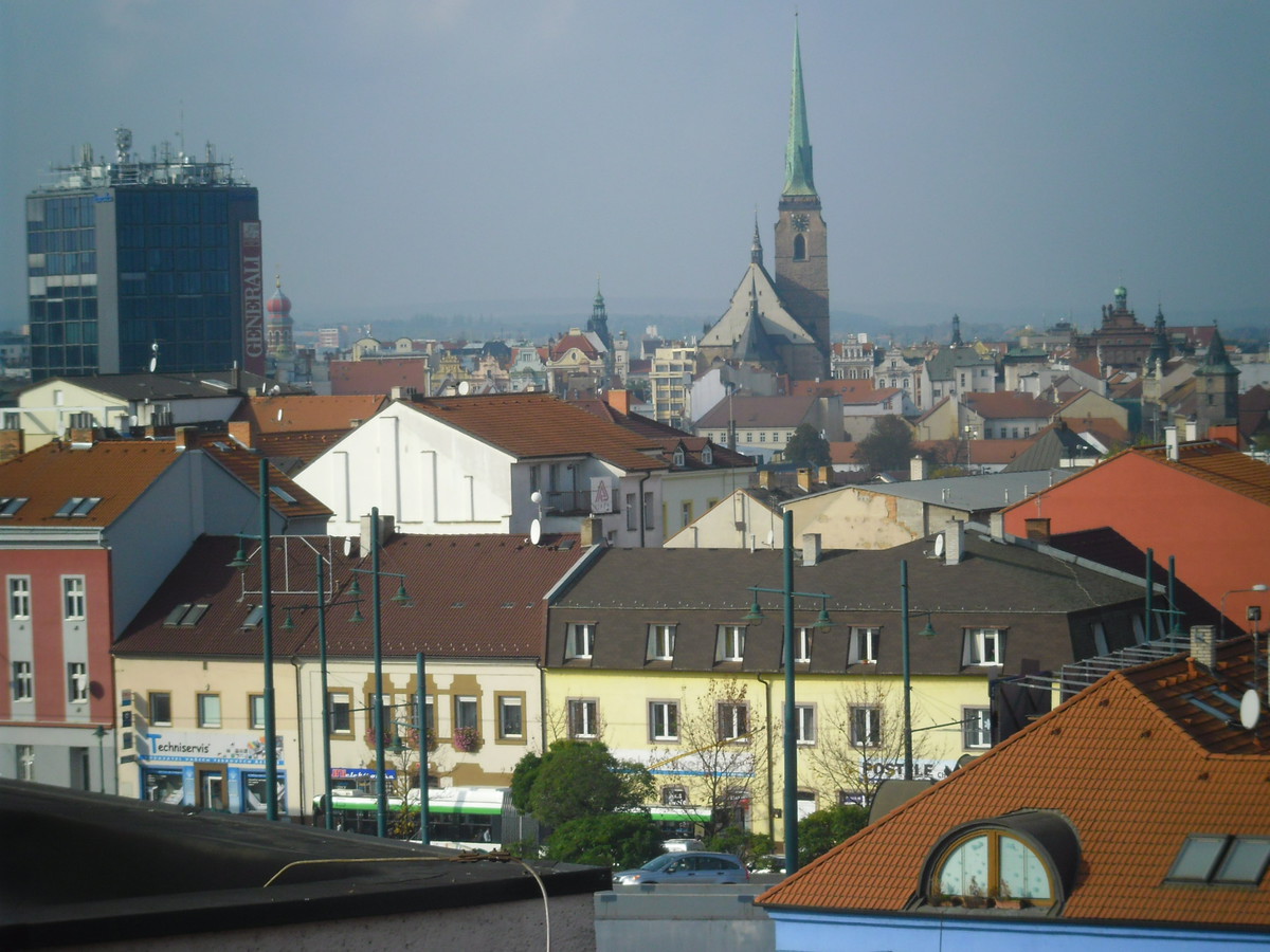 Plzeňská věž převyšuje kopce...
