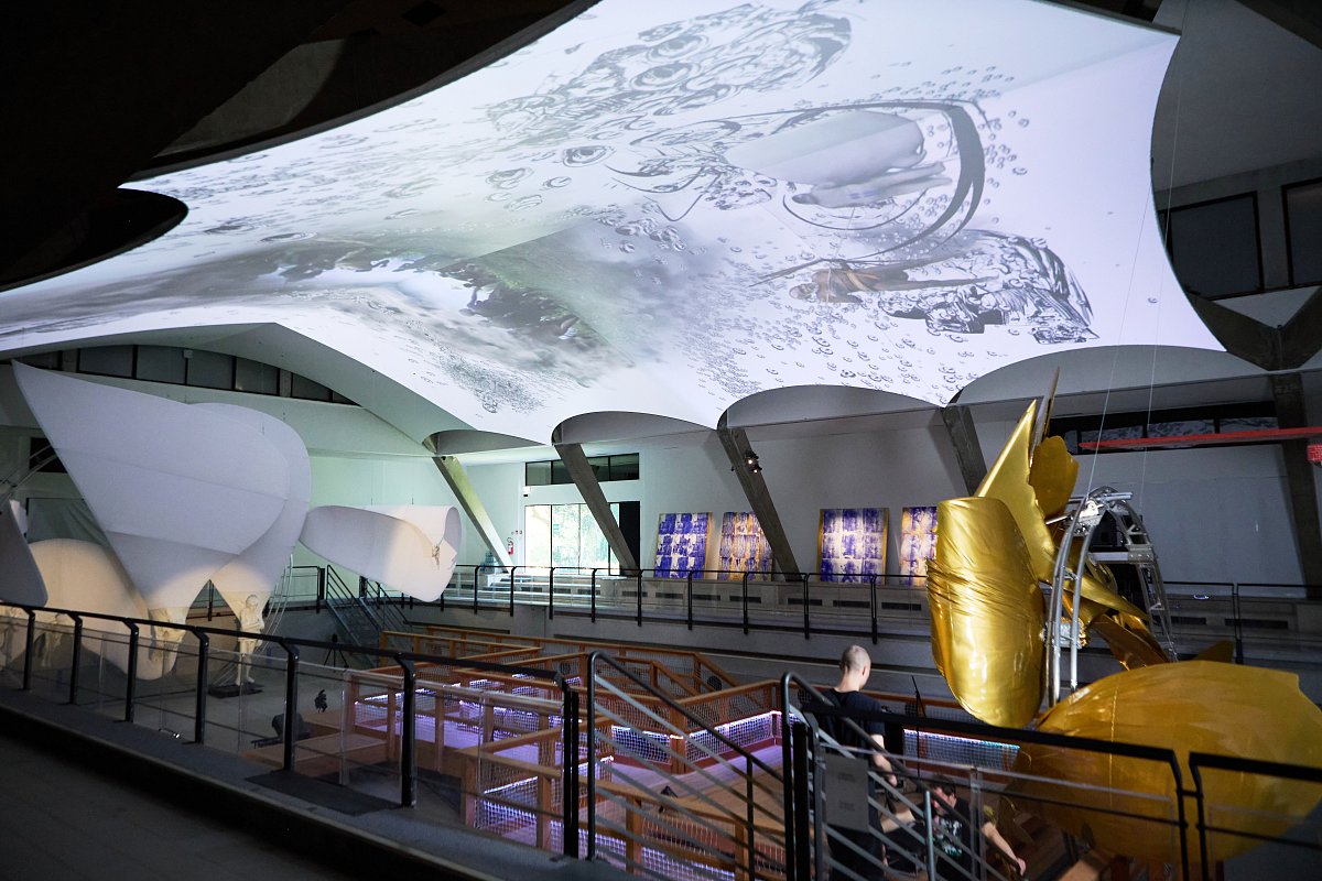 29 let tvořili umělecké dílo. Čeští výtvarníci Barbora Šlapetová a Lukáš Rittstein propojili svět astronautů s papuánskými náčelníky přímo v srdci Benátek