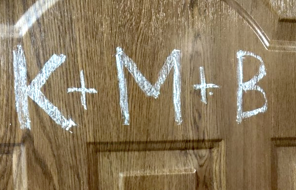 Zápisník starého muže: KMB napsáno nad dveřmi