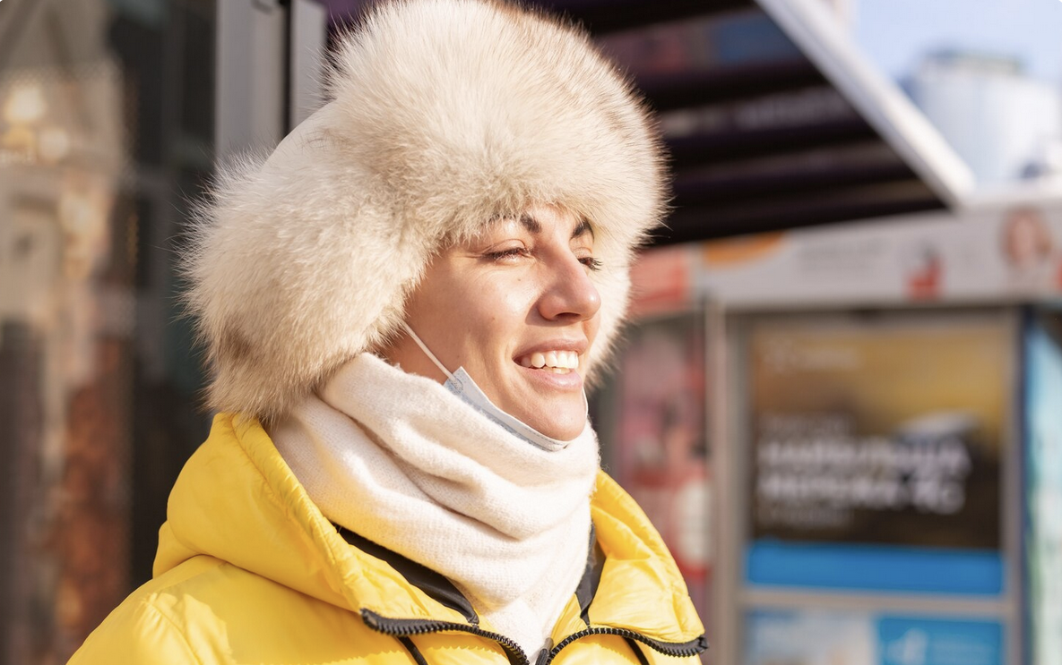 Čepice? Klobouk? Kapuce? Co si vzít, když je zima? Problém zejména u starších žen