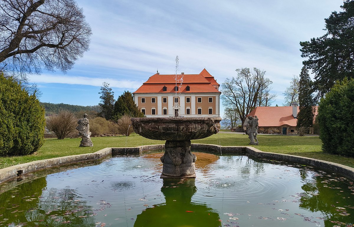 Jako na dlani - zámek Valeč *