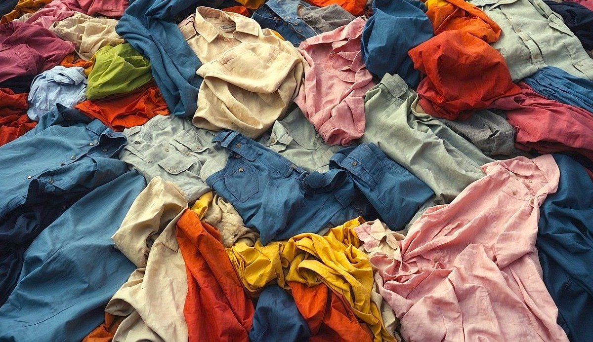 Od roku 2025 začne platit povinný sběr textilu. Místa pro jeho ukládání zřídí obce