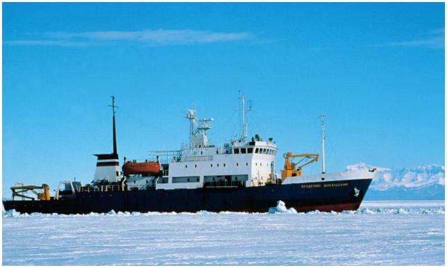 Loď sevřená ledem čeká na záchranu, 
ledoborce vyrazily do náročné akce
