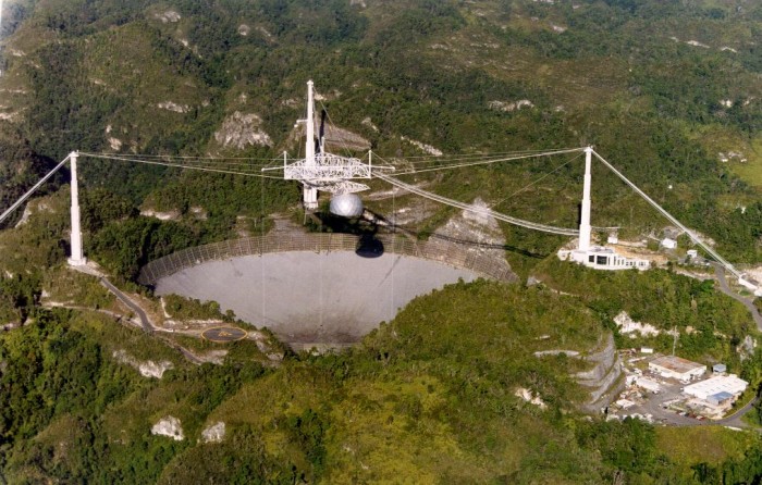 První rádiové poselství do vesmíru 
odešlo z observatoře u Areciba