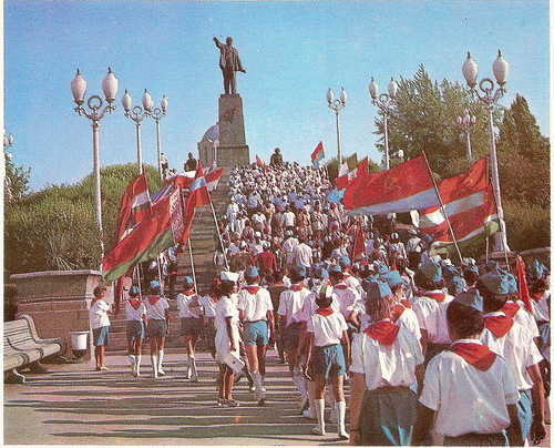 Atentát na sovětské
pionýry v Artěku