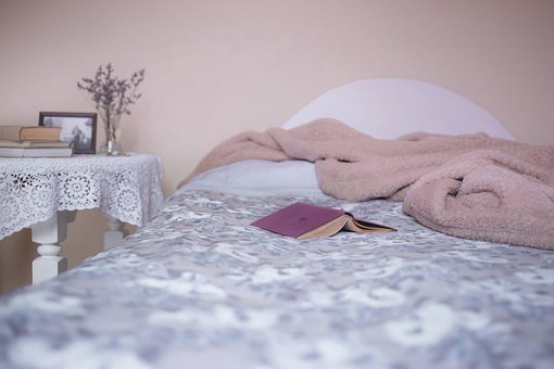 Skleněný pokoj aneb s knížkami v posteli