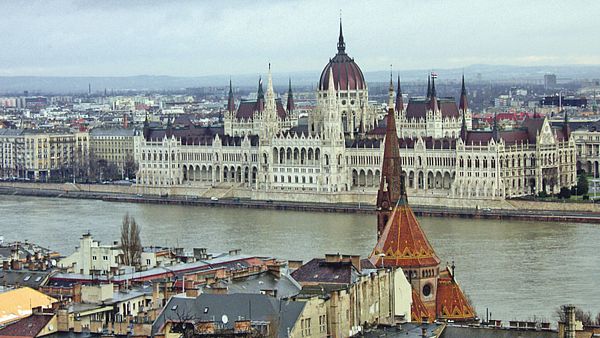 Budín a Pešť se spojily.
A tak vznikla Budapešť