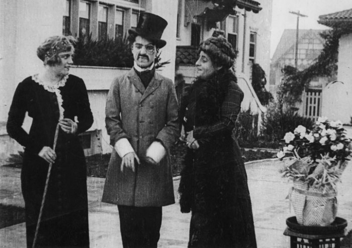 Charlie Chaplin poprvé na place:
gentleman s cylindrem nezabral
