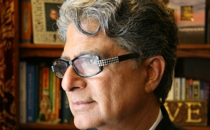 Jak vzít život do vlastních rukou? 
Poradit může Deepak Chopra