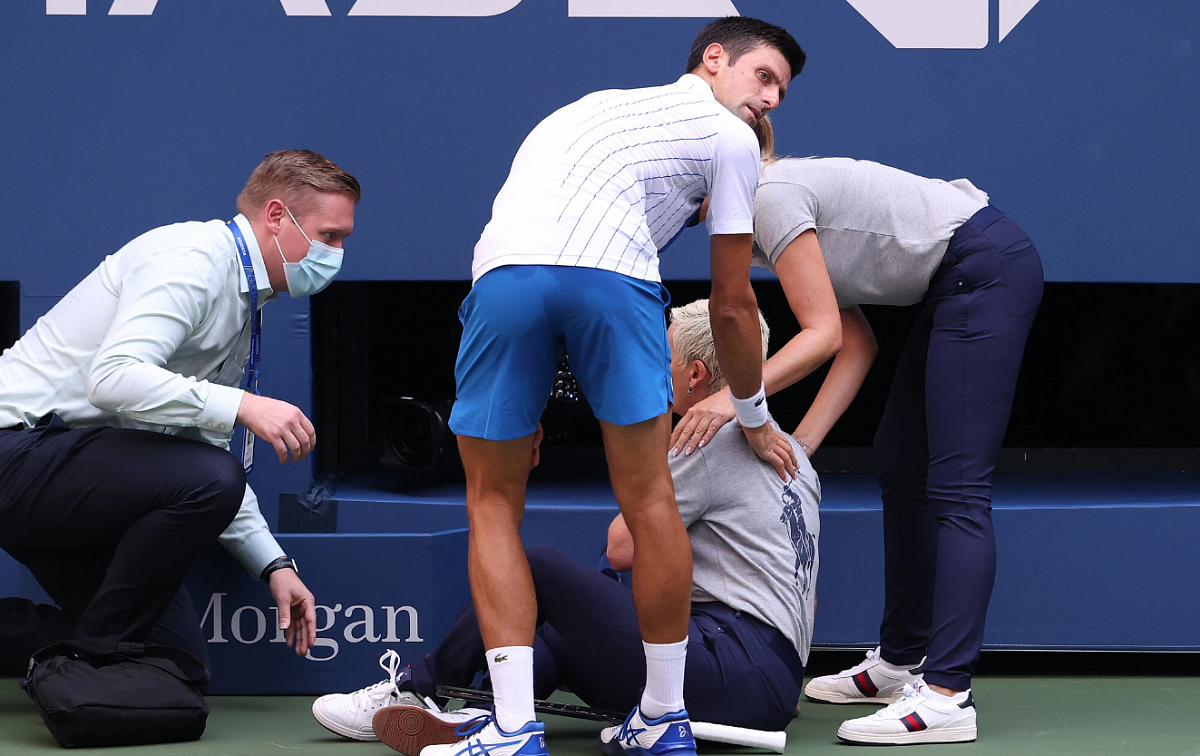 Senzace na US Open: Djokovič byl diskvalifikován poté, co trefil míčkem čárovou rozhodčí. Končí i Petra Kvitová