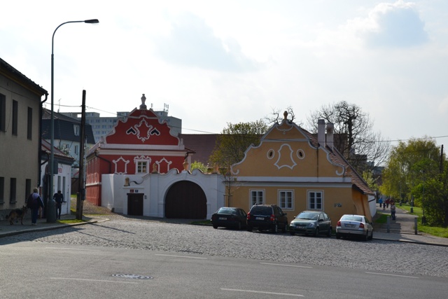 S Aubrietou do Bohnic a na hřbitov