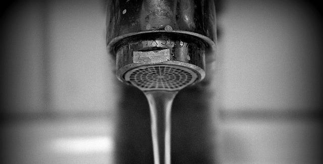 Studie: Pití vody po konzumaci
alkoholu nezabrání kocovině