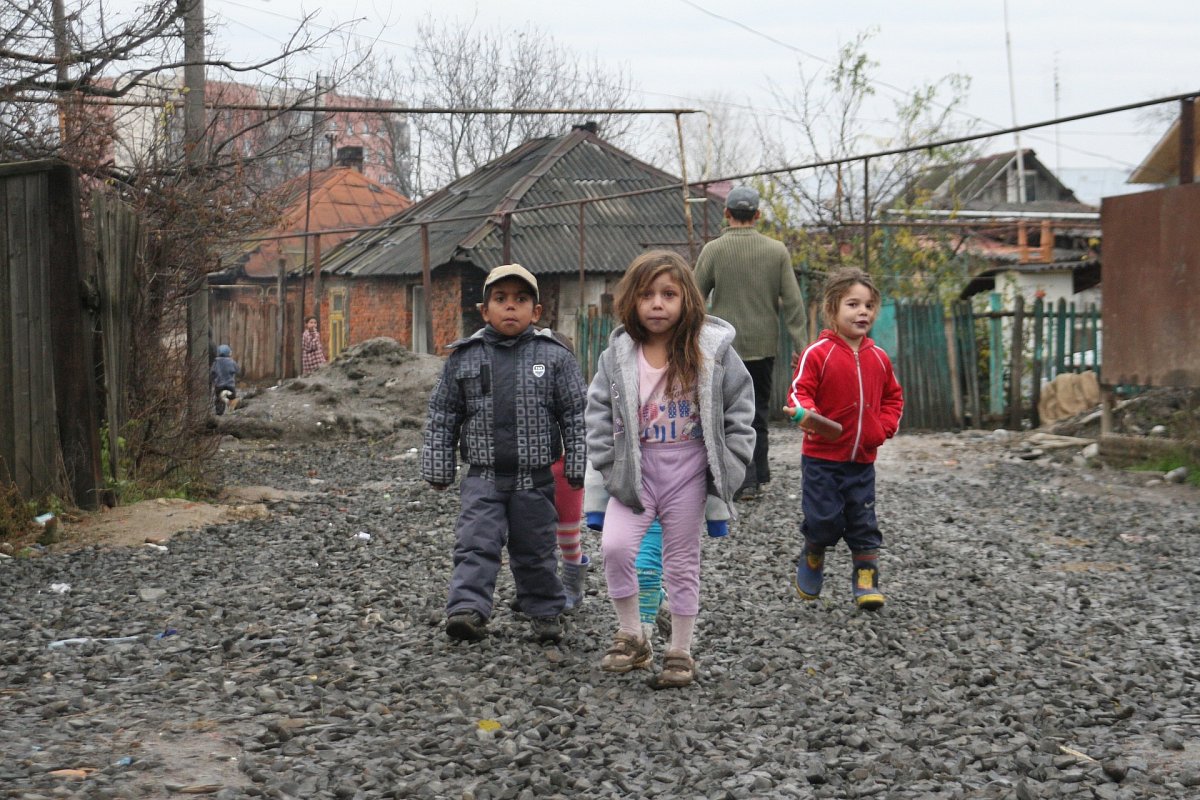 Výskyt tuberkulózy v romských osadách neklesá. Překvapivě pomáhá strach z covidu a karantény
