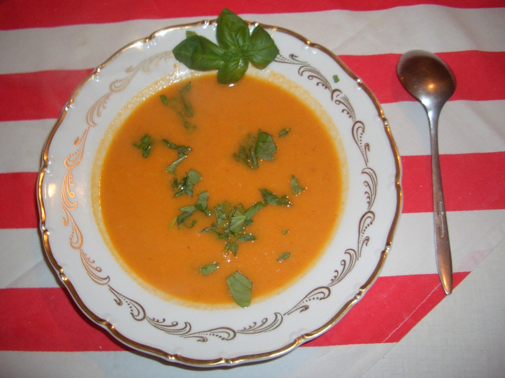 Rajčatová polévka 
Pomodóre La Parma   
