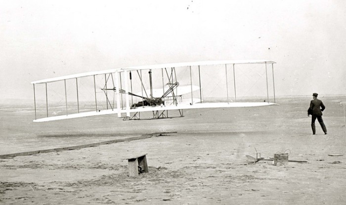 První letadlo bratří Wrightů překonalo 
před 110 lety úžasných 279 metrů
