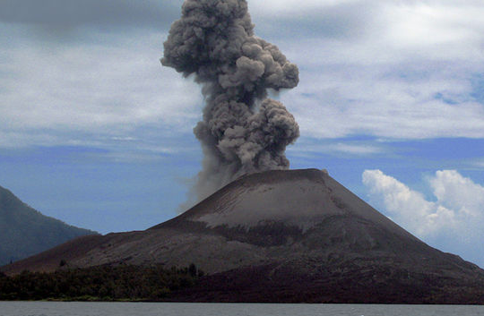 Erupce sopky Krakatoa 
v Indonésii inspirovaly i Čapka