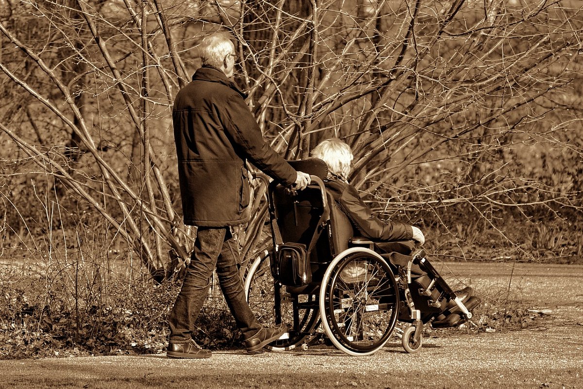Kdy vzniká nárok na invalidní důchod? A pobírá invalida i důchod starobní?