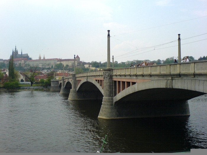 O pražských mostech: nejprve
Rudolfova lávka, potom Mánes