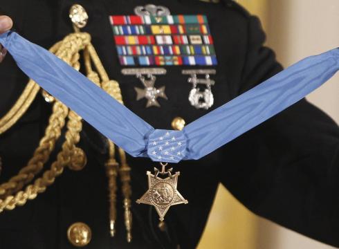 Vzácná Medaile cti pro statečného 
českého kaplana v americké armádě
