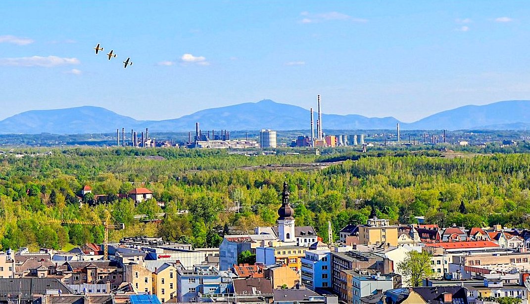 FOTO DNE 9.5.: E. Murasová - Město, zeleň, továrny, Beskydy