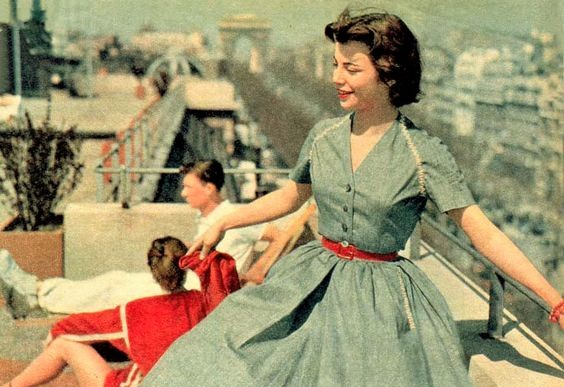 Široká sukně, úzký pas. Móda 50. let byla lichotivá a stále se znovu vrací