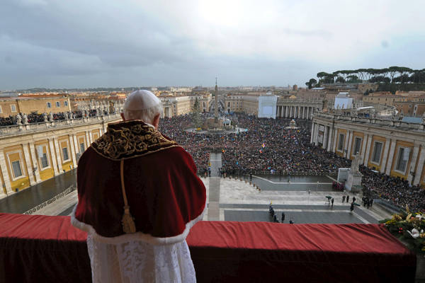 Papež požehnal Římu a světu.
Vyzval k míru v Sýrii a Africe

