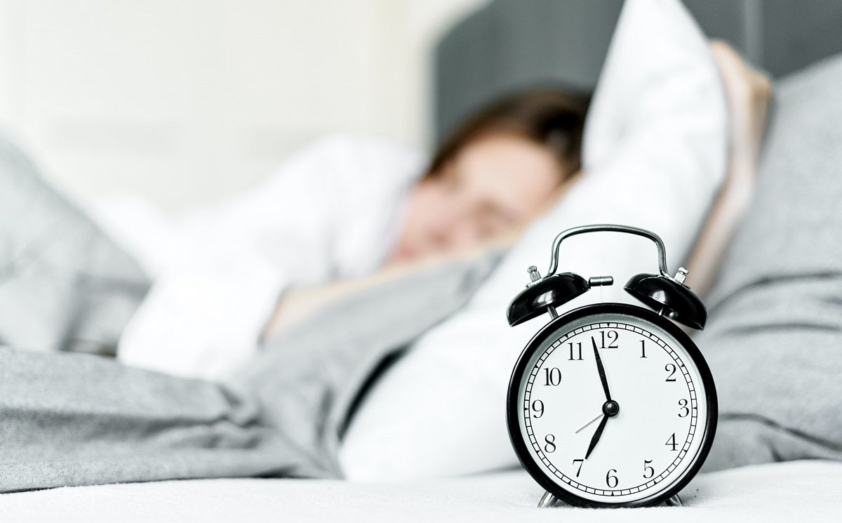 Málo spánku škodí zdraví, ale dobré není ani to, když je ho moc
