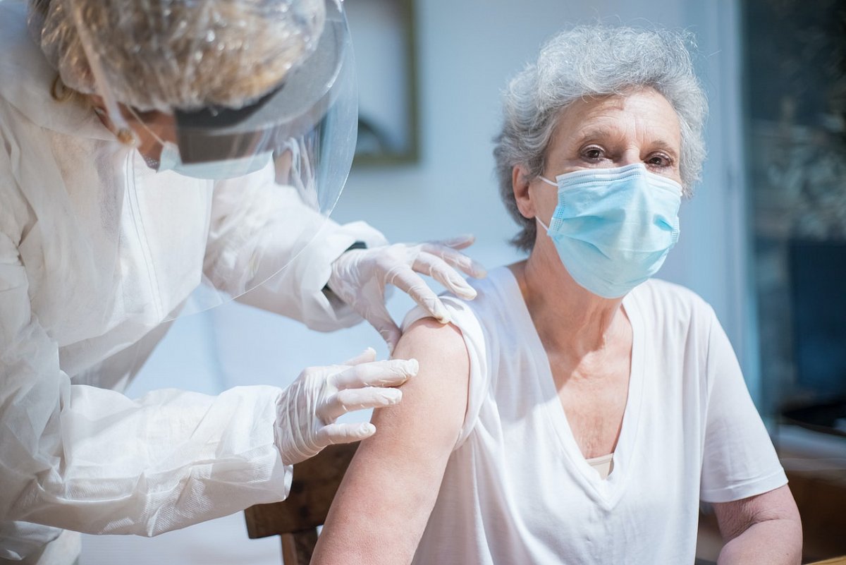 Vláda chce od března 2022 povinné očkování pro lidi nad 60 let a vybrané profese. Návrh podporuje i Zeman