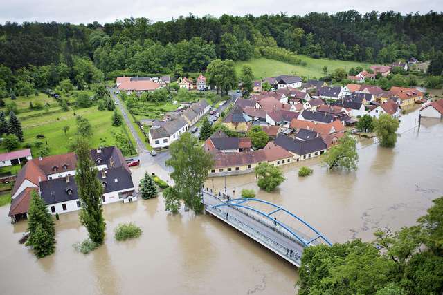 Po Praze bojuje s vodou Mělník,
záplavová vlna se blíží k Ústí