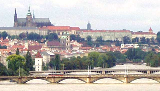 V Praze vyhlášen stav nebezpečí,
staví se bariéry, začala evakuace