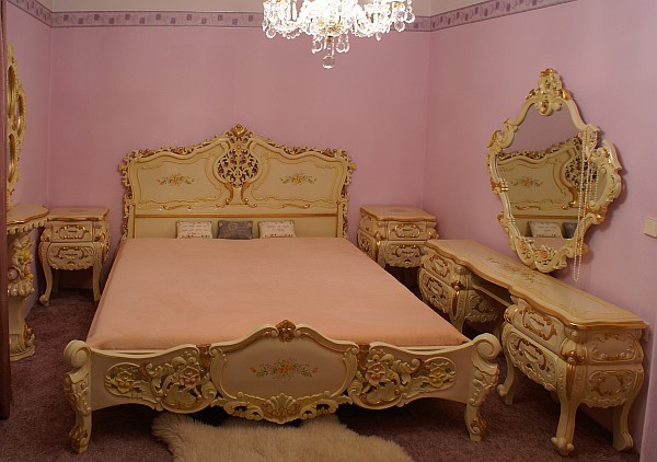 Repliky starožitného nábytku
zdobí stále více českých bytů