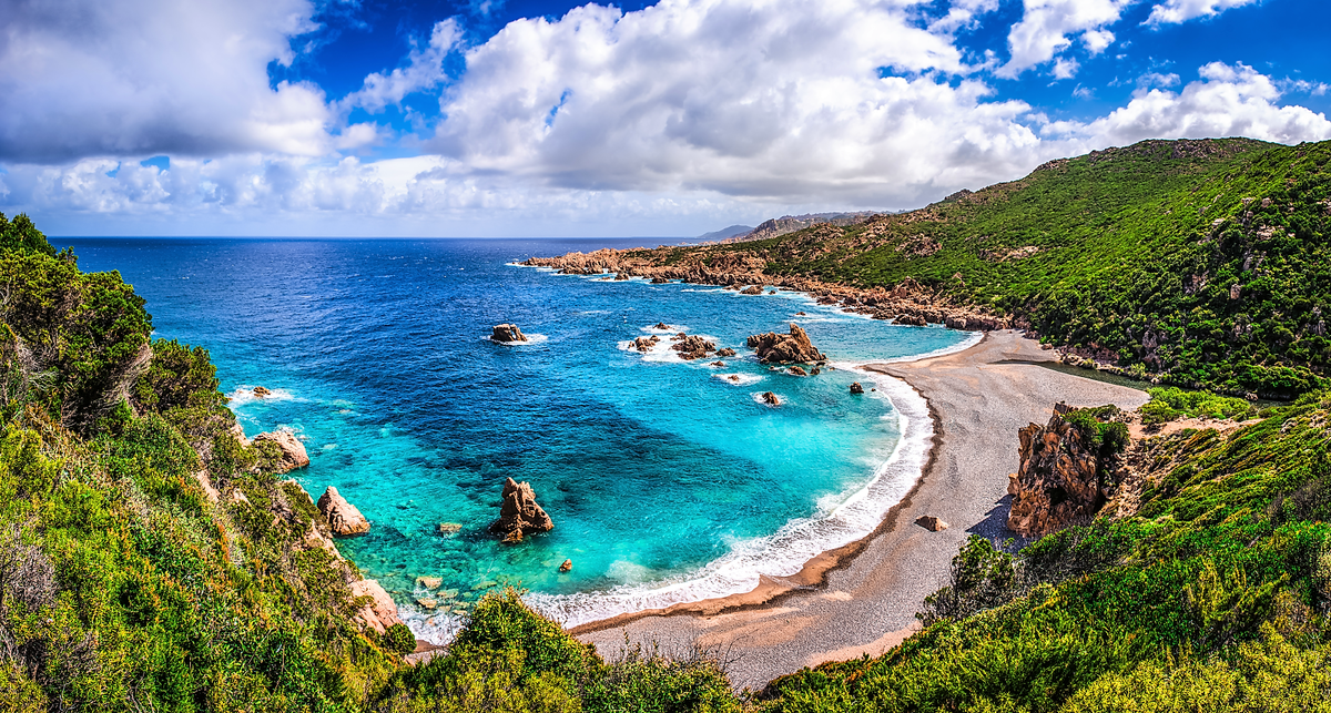 Sardinie: Smaragd Středomoří je rájem surfařů, politiků a celebrit
