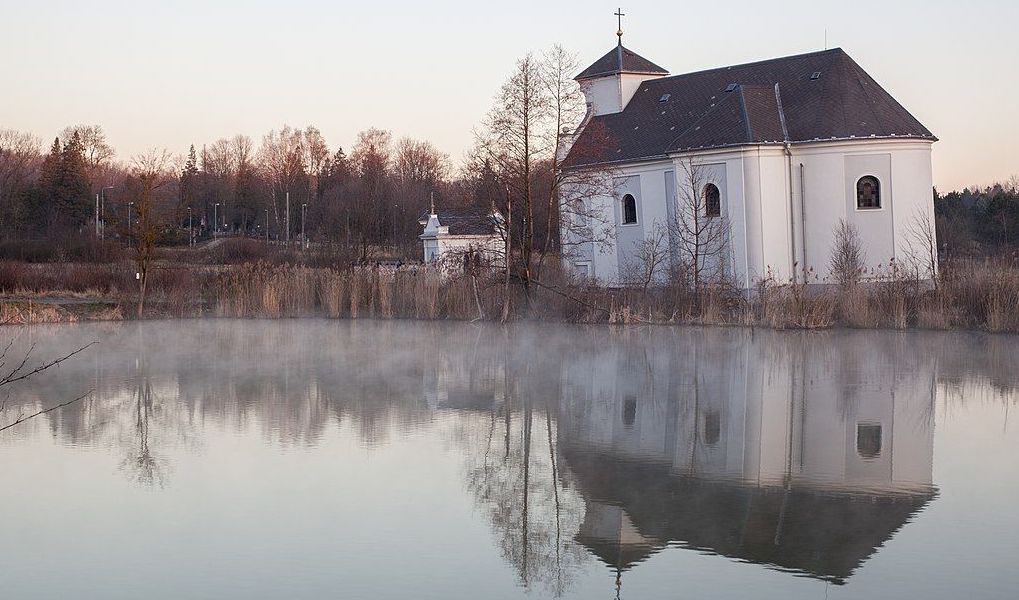 Z míst popisovaných v knihách se stále častěji stávají cíle turistických výletů