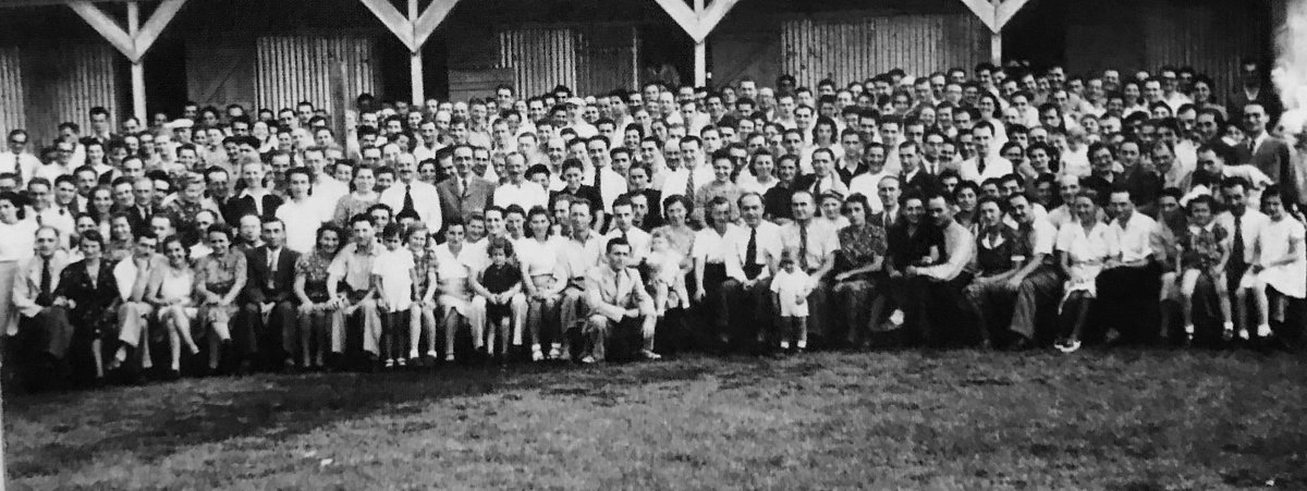 skupinová fotografie internovaných z roku 1942.jpg