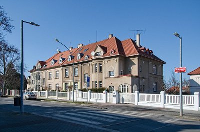 00  V ulici Na Ořechovce.