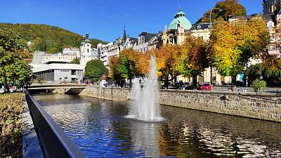 Říčka Teplá, vlevo Vřídelní kolonáda, nad ní kostel sv. Máří Magdalény