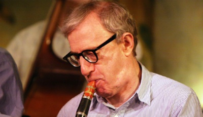 Woody Allen miluje jazz a také ho sám (podle svých slov špatně) hraje.