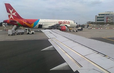 Naše letadlo dosedlo vedle stroje stejné letecké společnosti.